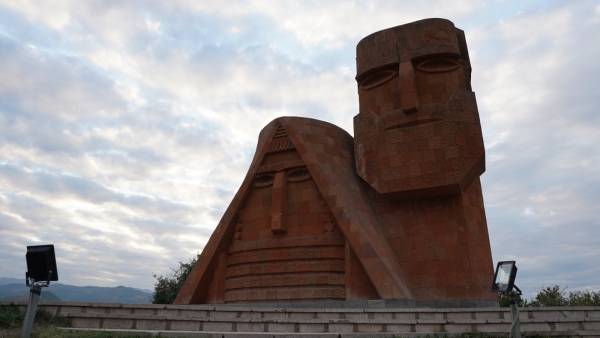 Karabağ'daki Nine-Dede heykelinin gerçek adı ve anlamı (foto)