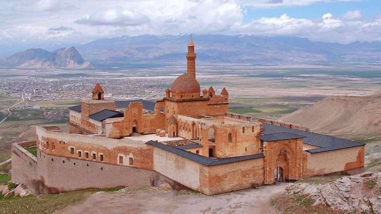 Русские туристы в Турции все чаше посещают дворец построенный армянскими архитекторами (фото)