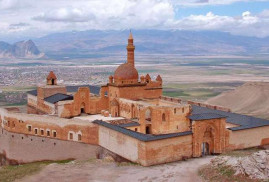 Русские туристы в Турции все чаше посещают дворец построенный армянскими архитекторами (фото)