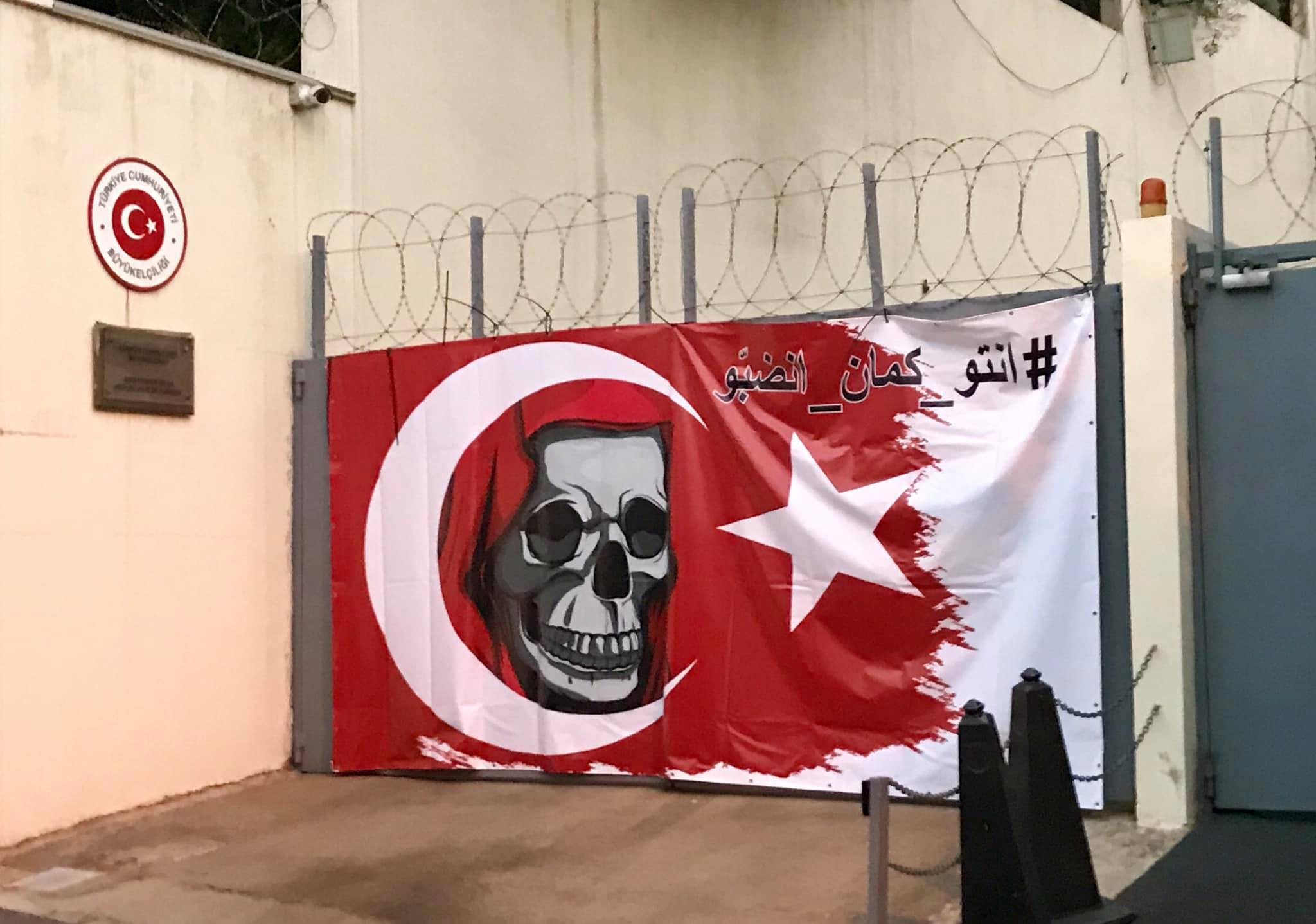 Lübnan’daki Türkiye Büyükelçiliğinin kapısında skandal pankart