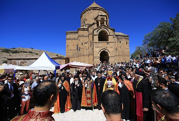 Akhtamar Adası’ndaki Surp Haç Ermeni Kilisesi'nde  bugün ayin yapılıyor (canlı)