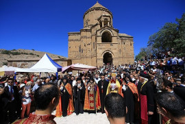 В армянской церкви на озере Ван провели литургию (видео)