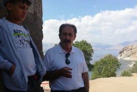 Muş Ermenileri, Surp Haç Ermeni Kilisesinde yapılan ayine katılanlara üzüm dağıttılar (video)