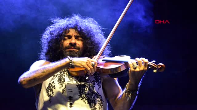 Lübnan doğumlu Ermeni sanatçı Ara Malikian, İzmir'de konser verdi