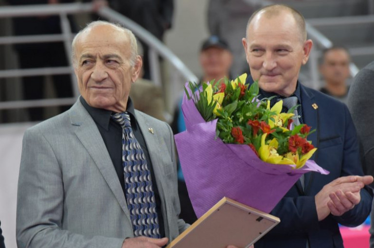 Ukrayna'lı Ermeni antrenör, Devlet Başkanı'nın özel ödülüne layık görüldü