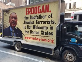 Надпись на микроавтобусах Нью-Йорка: '' Эрдоган – крестный отец террористов Джихада'