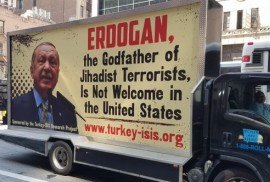 Надпись на микроавтобусах Нью-Йорка: '' Эрдоган – крестный отец террористов Джихада'