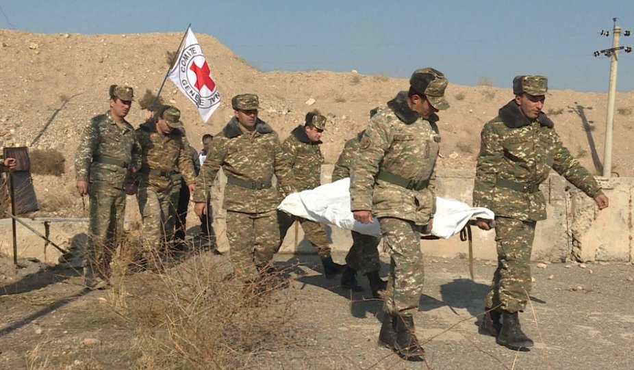 Karabağ tarafının izniyle Azerbaycanlı askerin bedeni mevziler arasındaki alandan tahliye edildi