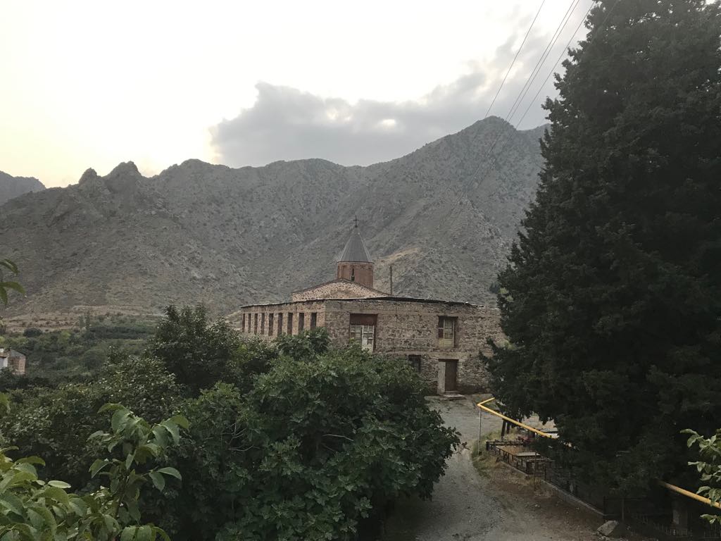 Birlikte Ermenistan’ı keşfedelim: Meghri Surp Hovhannes kilisesi (foto)