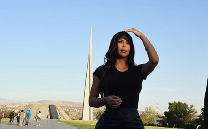 Kim Kardashian Ermeni Soykırımı Anıt Kompleksi’ni ziyaret etti (foto)