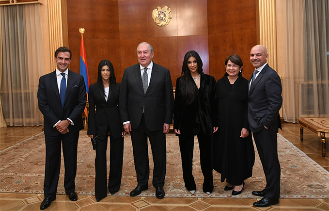 Ermenistan Cumhurbaşkanı Kardashian kızları ağırladı