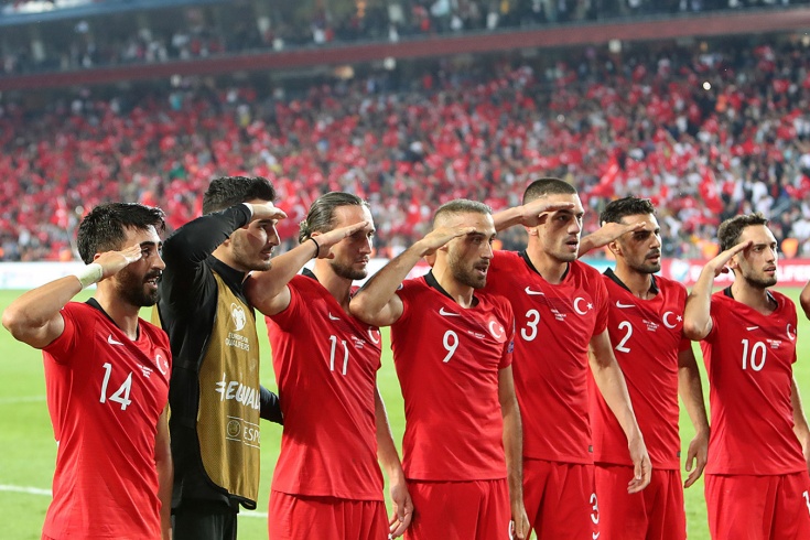 УЕФА грозит наказанием сборной Турции, что отпраздновала гол воинским приветствием. Фото