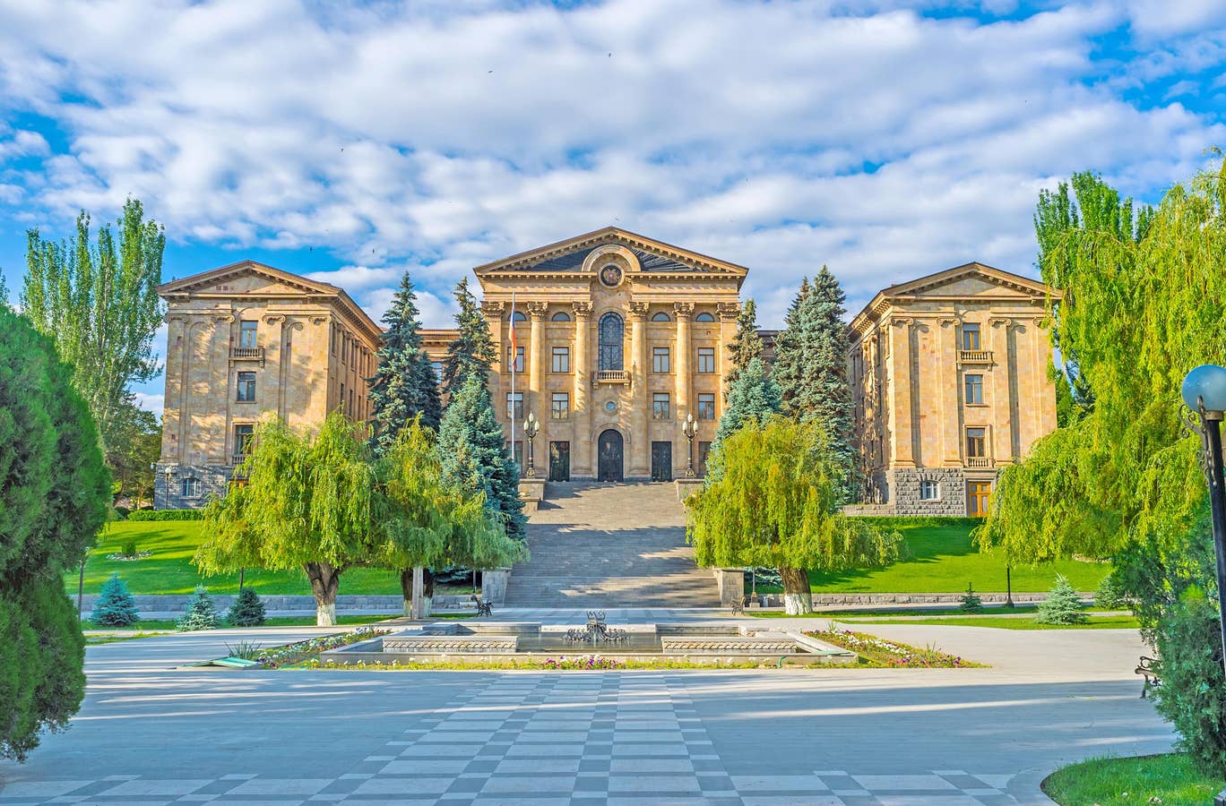 "Independent", Ermenistan parlamento binasını dünyanın 10 en güzel parlamento binaları listesine aldı