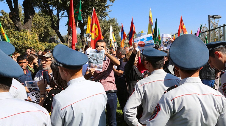 Kürtler ABD’nin Ermenistan Büyükelçiliğinin önünde toplandı: Soykırımcı Türk'ün kanlı elini tutun (foto)