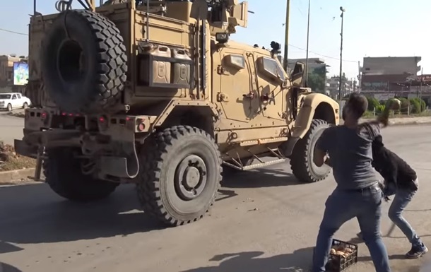 Курды забросали помидорами военных США, покидающих Сирию (видео)