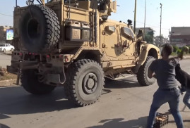 Курды забросали помидорами военных США, покидающих Сирию (видео)