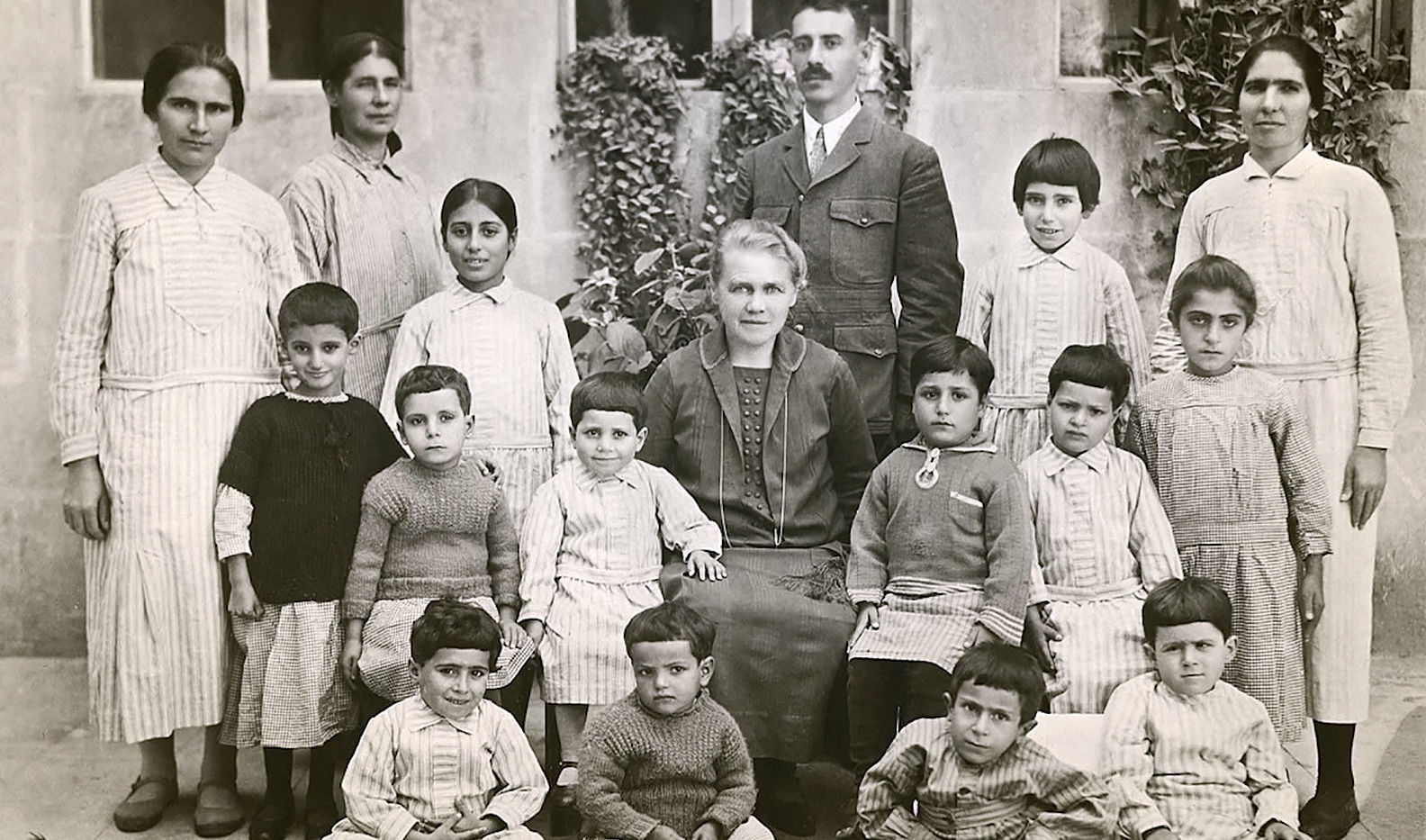 Ermeni Soykırımı yıllarında Ermeni çocuklara annelik yapan yabancı kadınlar