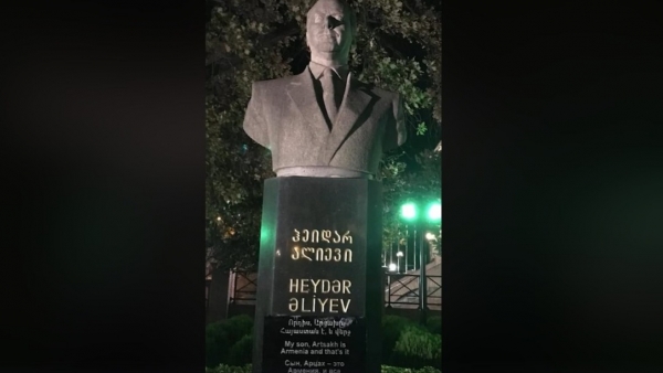 ‘Karabağ Ermenistan’dır ve nokta’ sözü Haydar Aliyev’in heykelin üstünde yer aldı (video)