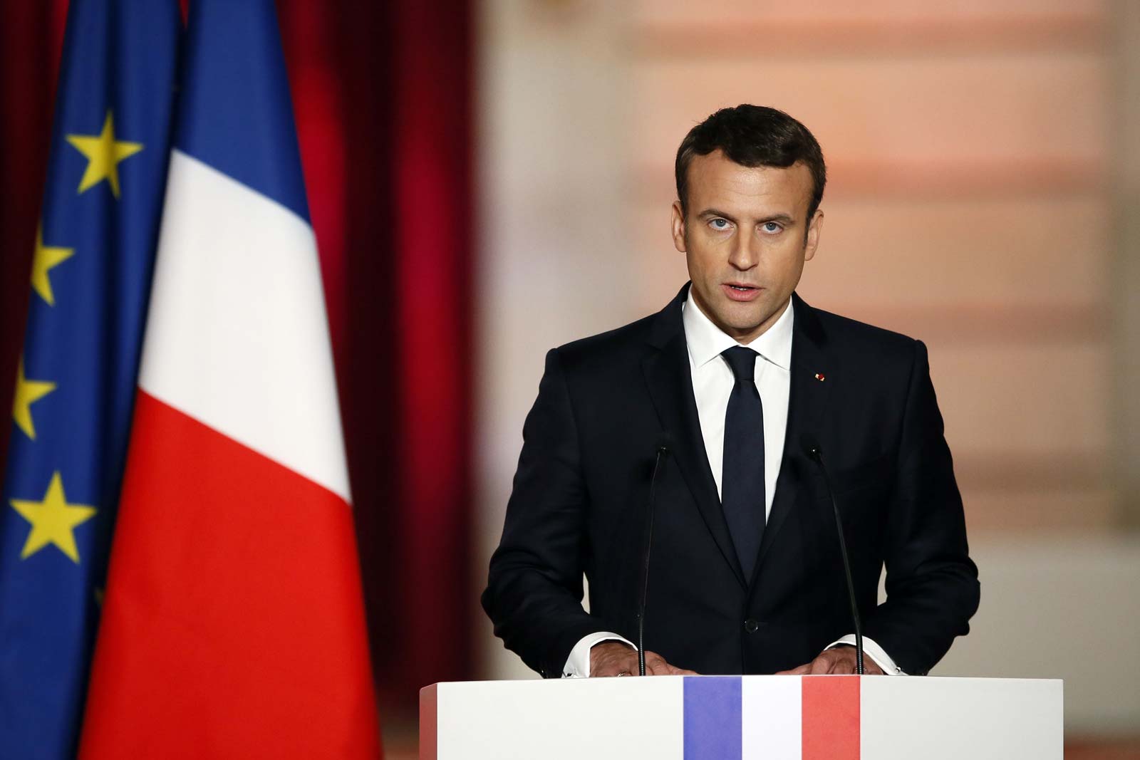 Macron'dan başörtüsü ve İslam açıklaması