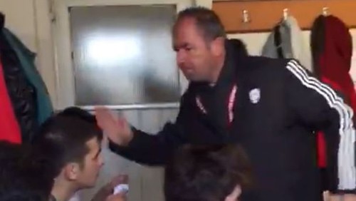 Թուրք մարզիչը հանդերձարանում հերթով ապտակում է ֆուտբոլիստներին  (տեսանյութ)