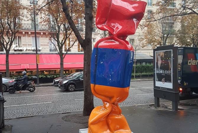 Paris’in meşhur caddesini Ermenistan bayrağının renkleriyle şekerleme heykeli süslüyor