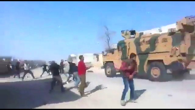 Քրդերը Սիրիայում քարեր են նետել  թուրքական ու ռուսական զրահապատ մեքենաների վրա  (տեսանյութ)