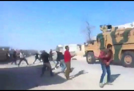 В Сирии курды разбросали камнями бронетехнику российских  и турецких военных (видео)