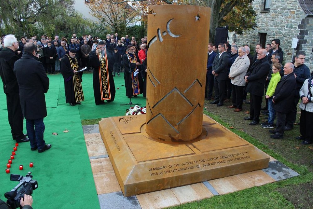 Osmanlı'daki Suryanilere yapılan soykırım anısına Almanya'da anıt dikildi