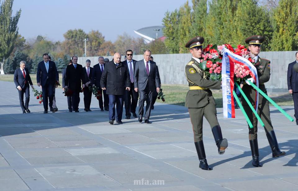 Rusya Dışişleri Bakanı Ermeni Soykırımı anıtını ziyaret etti (foto)