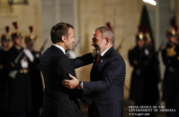 Fransa Cumhurbaşkanı Macron Nikol Paşinyan’ı Élysée Sarayının önünde karşıladı (video)