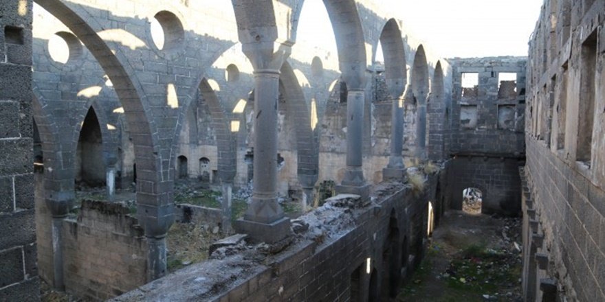 Diyarbakır Sur’daki Surp Sarkis Ermeni kilisesini defineciler yağmalıyor (foto)