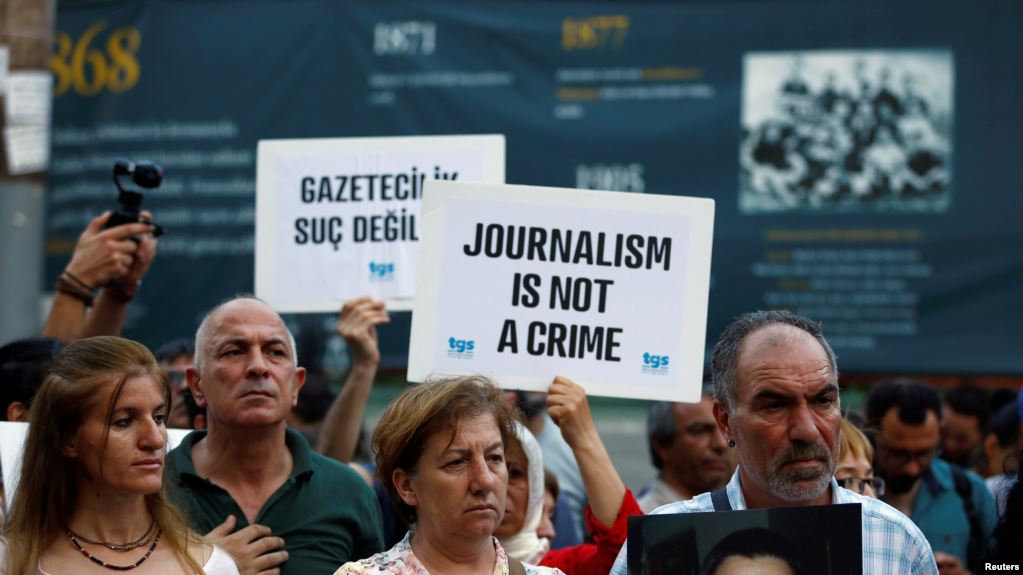 Cezaevinde bulunan gazeteci sayısıyla Türkiye olumsuz anlamda rekor kırdı