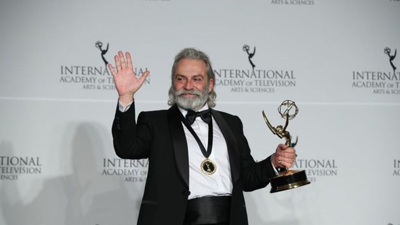 İlk Türk erkek oyuncu Uluslararası Emmy ödülüne layık görüldü