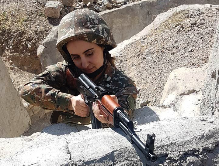 Ermenistan Savunma Bakanlığının kadın askerleri atıcılık yarışmasına katıldı