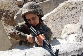 Ermenistan Savunma Bakanlığının kadın askerleri atıcılık yarışmasına katıldı