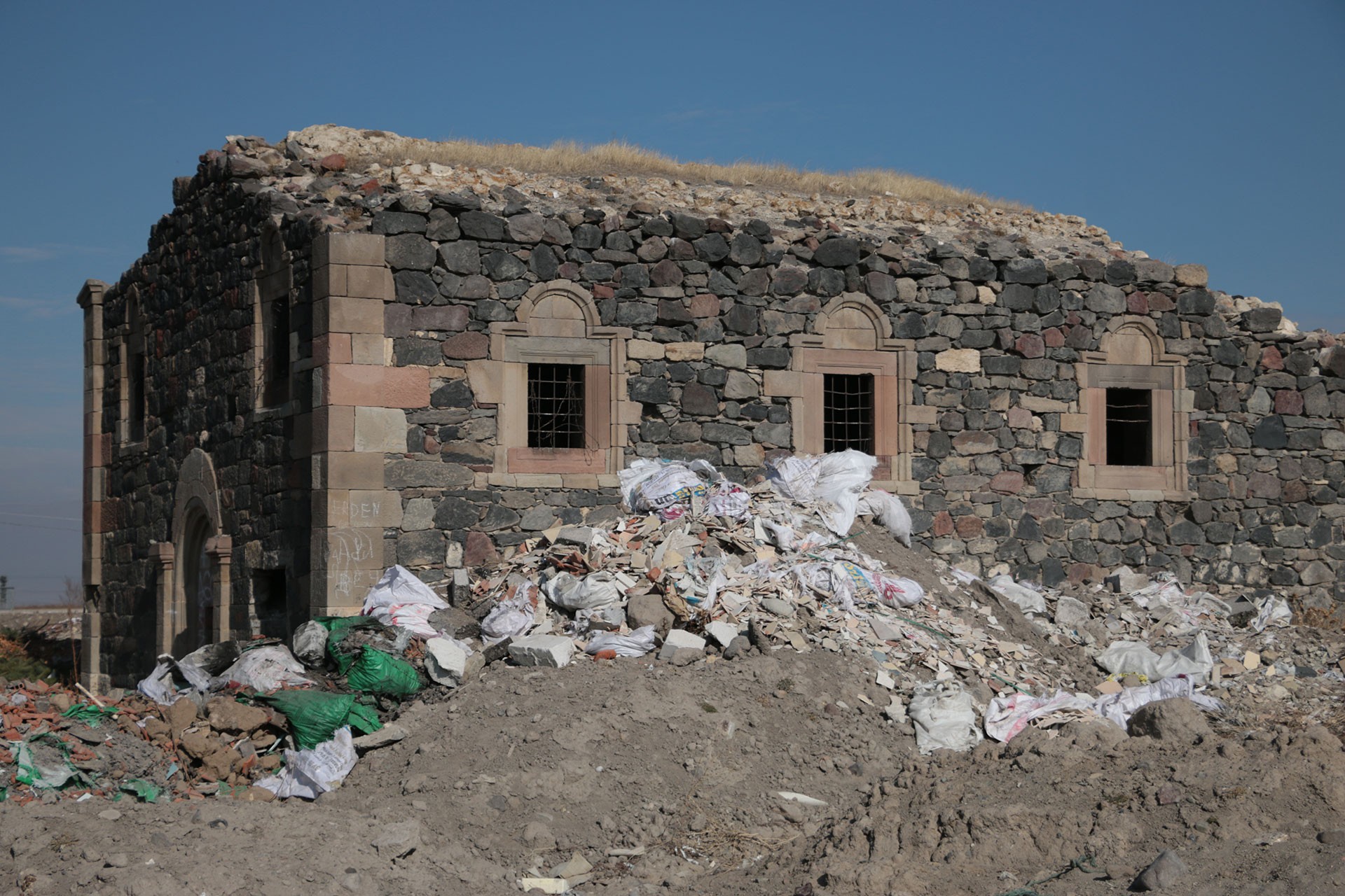 Erzurum'da 200 yıllık Ermeni kilisesi belediyenin döktüğü çöp ve moloz yığınları arasında kaldı (foto)