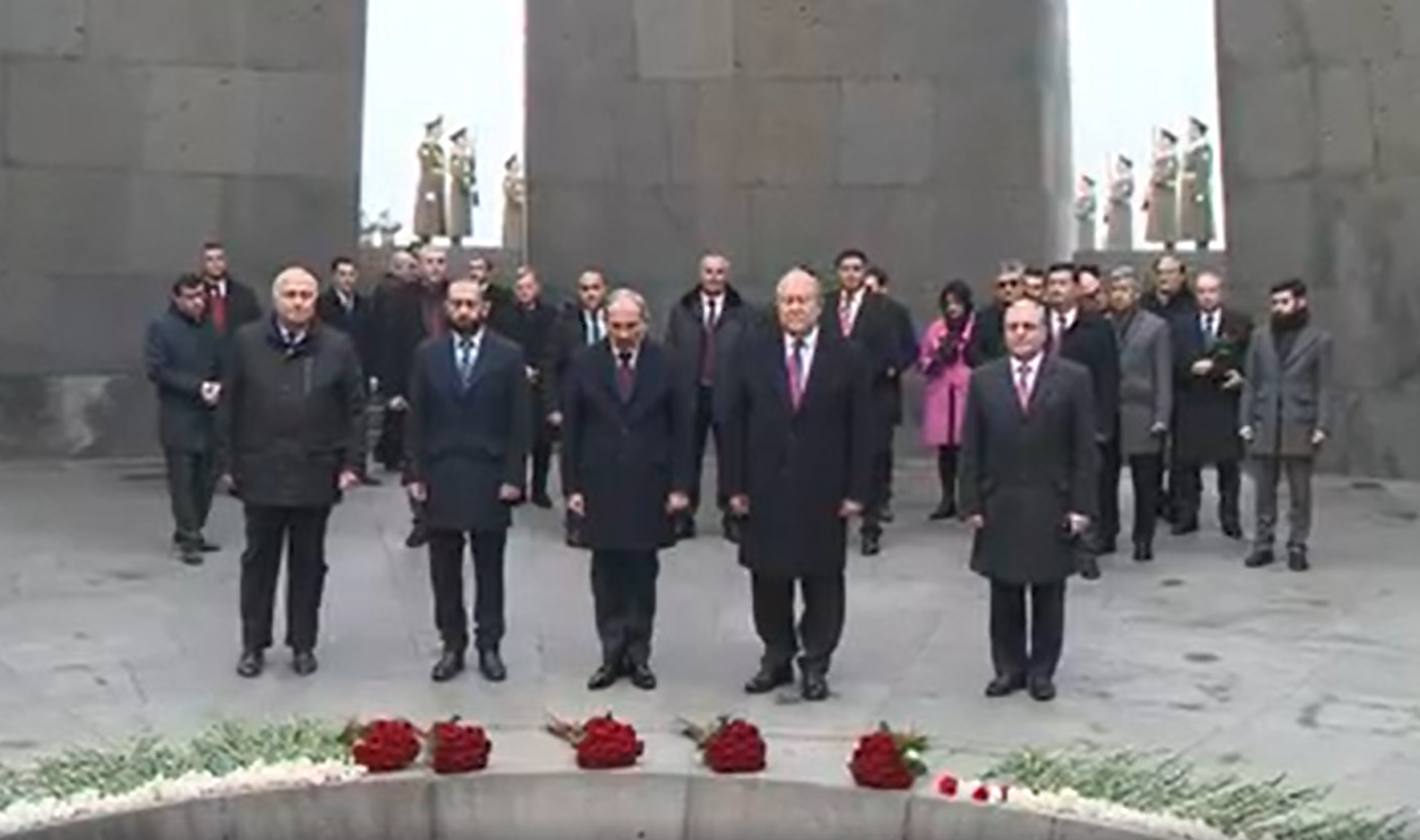 Ermenistan Başbakanı ve Cumhurbaşkanı, Ermeni Soykırımı Anıt Kompleksini ziyaret etti