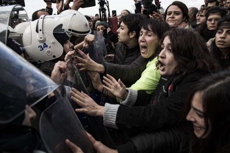 Ֆեմինիստները Թուրքիայում. «Բռնաբարողը դուք եք, սպանողը դուք եք, ոստիկաննե´ր, դատավորնե´ր և նախագա´հ»