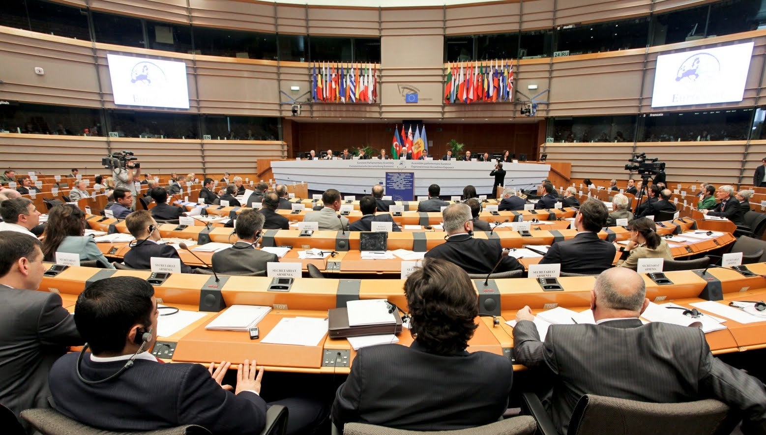Bir kişi dışında Euronest Parlamenter Meclisinin bütün üyeleri Soykırımı kurbanlarının anısına saygı duruşunda bulundular