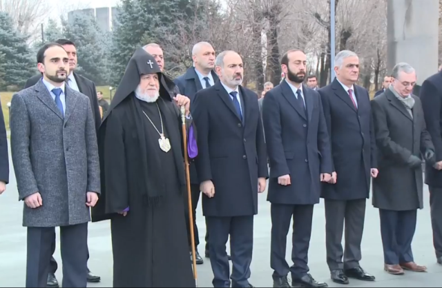 Ermenistan Başbakanı Yılbaşı bayramına doğru askeri Yerablur Panteonun’u ziyaret etti