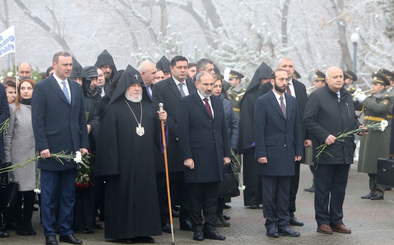 Ermenistan üst düzey yöneticileri Bakü Ermeni katliamı kurbanlarının anısına saygı duruşunda bulundu