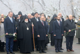 Ermenistan üst düzey yöneticileri Bakü Ermeni katliamı kurbanlarının anısına saygı duruşunda bulundu