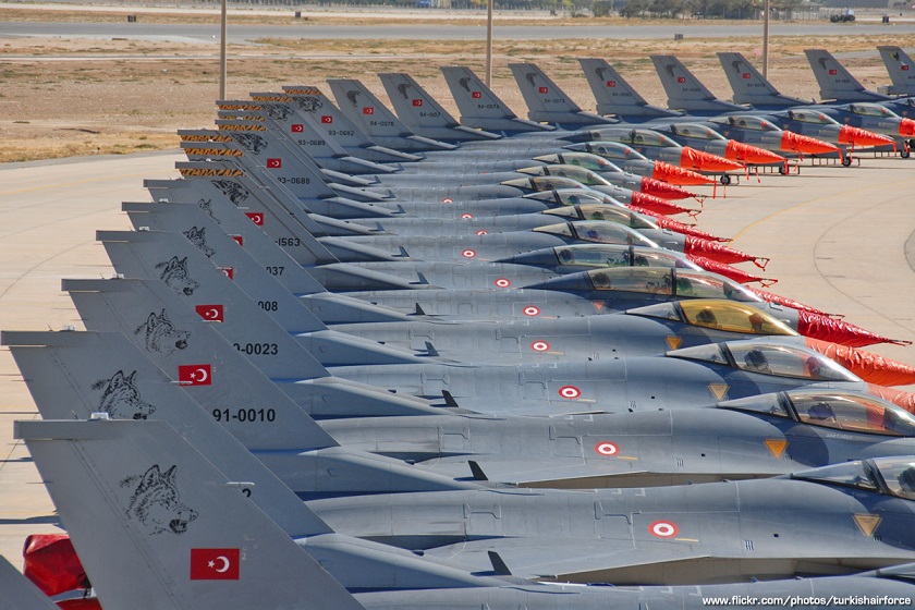 Турецкие самолеты нанесли удары по позициям РПК возле Синджара, убив 11 человек