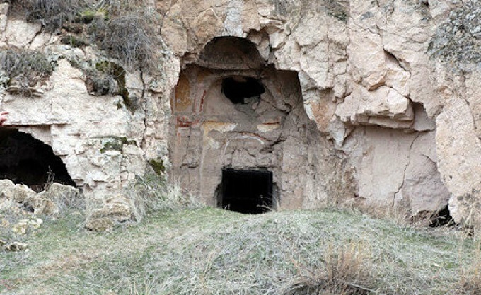Kayseri’deki Beşaret Ermeni Kaya kilisesi defineciler tarafından talan edildi