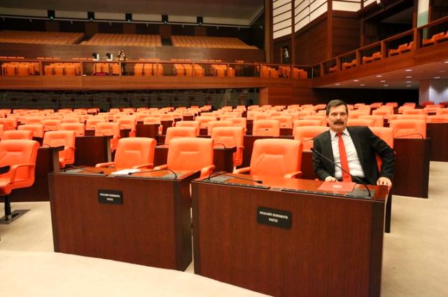 Из 600 депутатов турецкого парламента на заседании явился лишь один