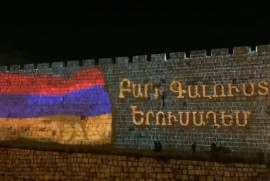 İsrail Kudüs surları üzerinde Ermenice yazı yazdırıp Ermenistan bayrağını dalgalandırdı (video)