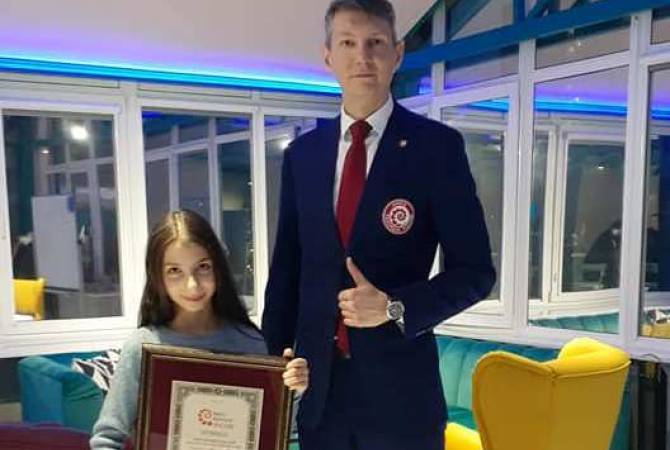 12 yaşındaki Ermeni kız Rusya’da rekor kırdı ve en geniş ses diyapazona sahip çocuk olarak tanındı (video)