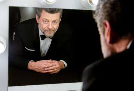 Ermeni kökenli ünlü oyuncu Andy Serkis, BAFTA ödülünü aldı (video)