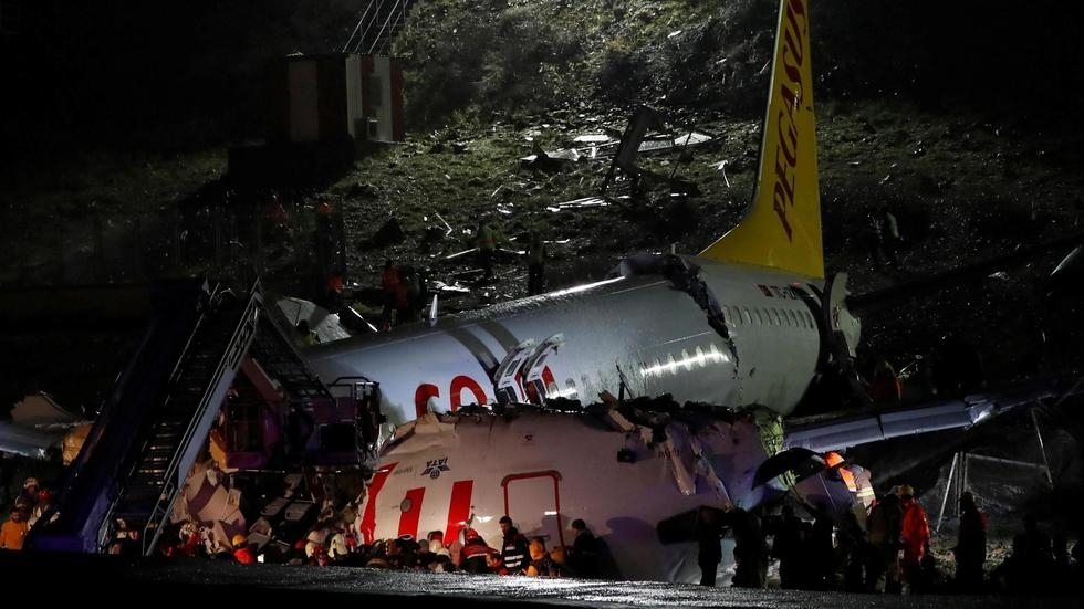 В Турции при посадке самолет развалился на части (фото)