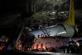 В Турции при посадке самолет развалился на части (фото)